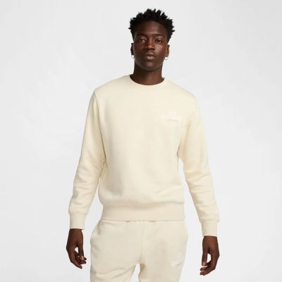 M NK CLUB BB CREW NSW GFX in 234 lt khaki/sail