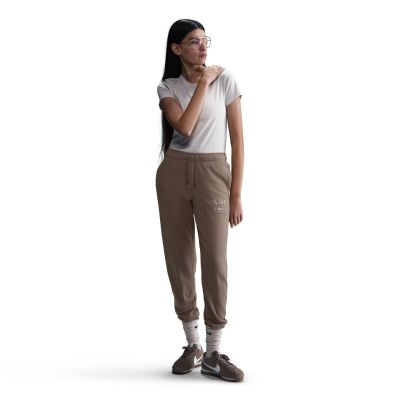 Nike W Nsw Club Flc Mr Gfx Std Pant - mink brown/htr in 214 mink brown/htr