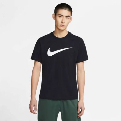 Lifestyle - Textilien - T-Shirts Swoosh T-Shirt in schwarz